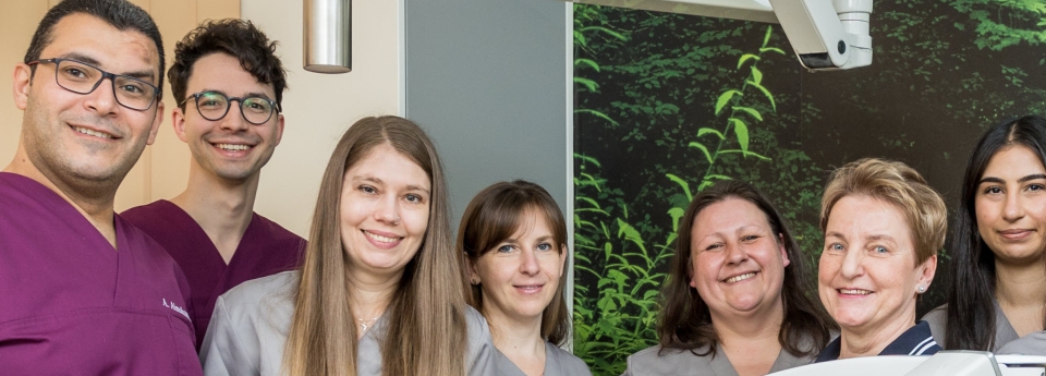 Sie gehen mit einem Lächeln nach Hause